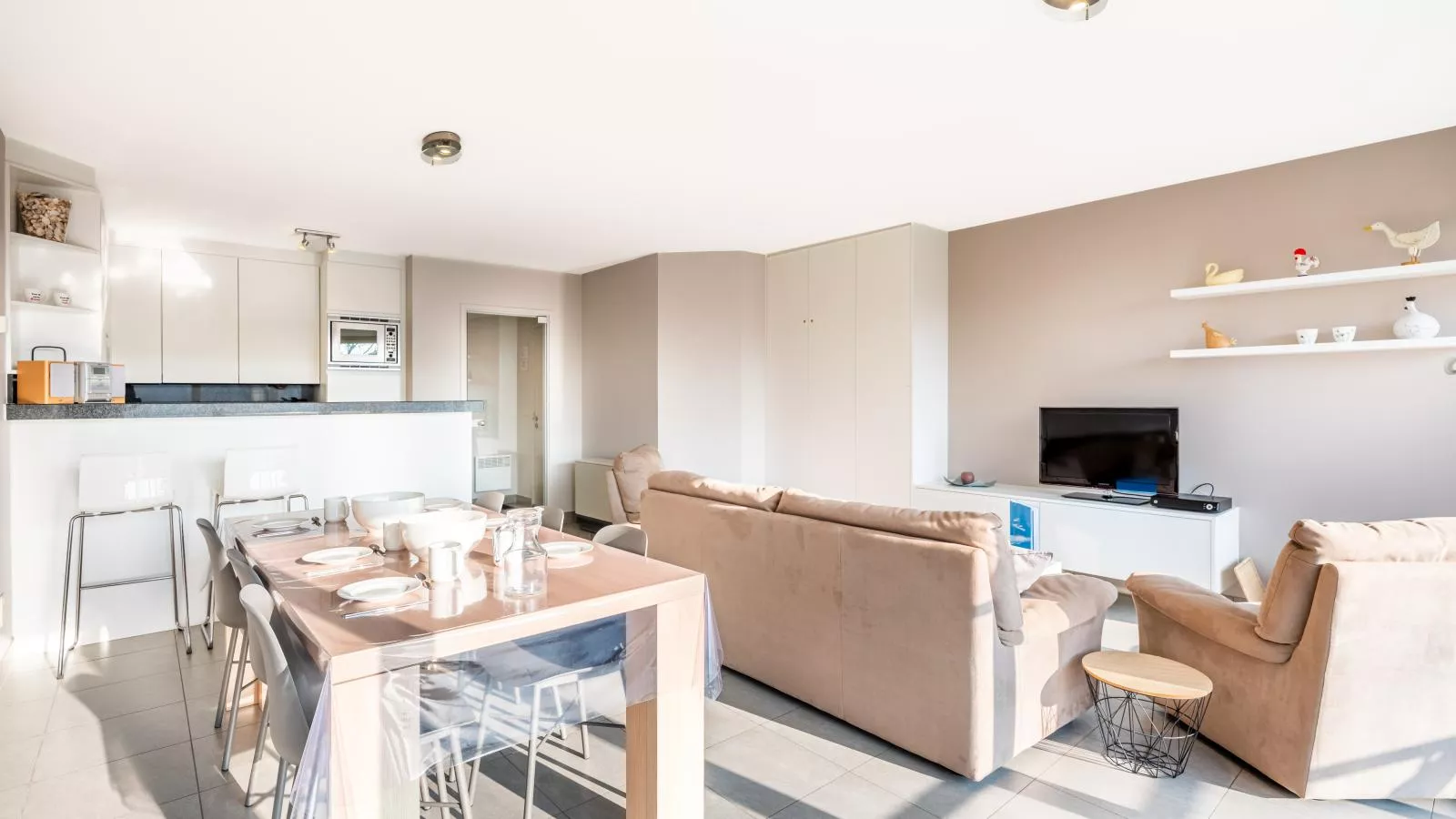 Aman dOr I-103-Living room