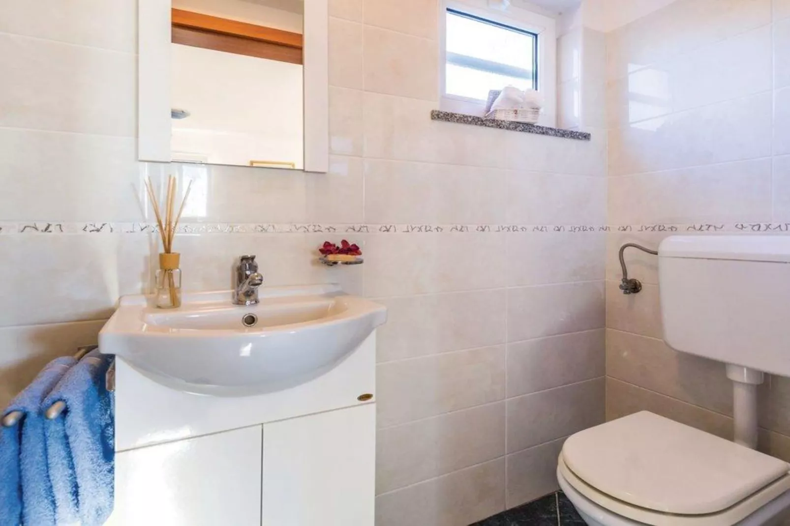 Holiday Home Brsec-Two Bedroom Holiday Home with Sea View-Badezimmer