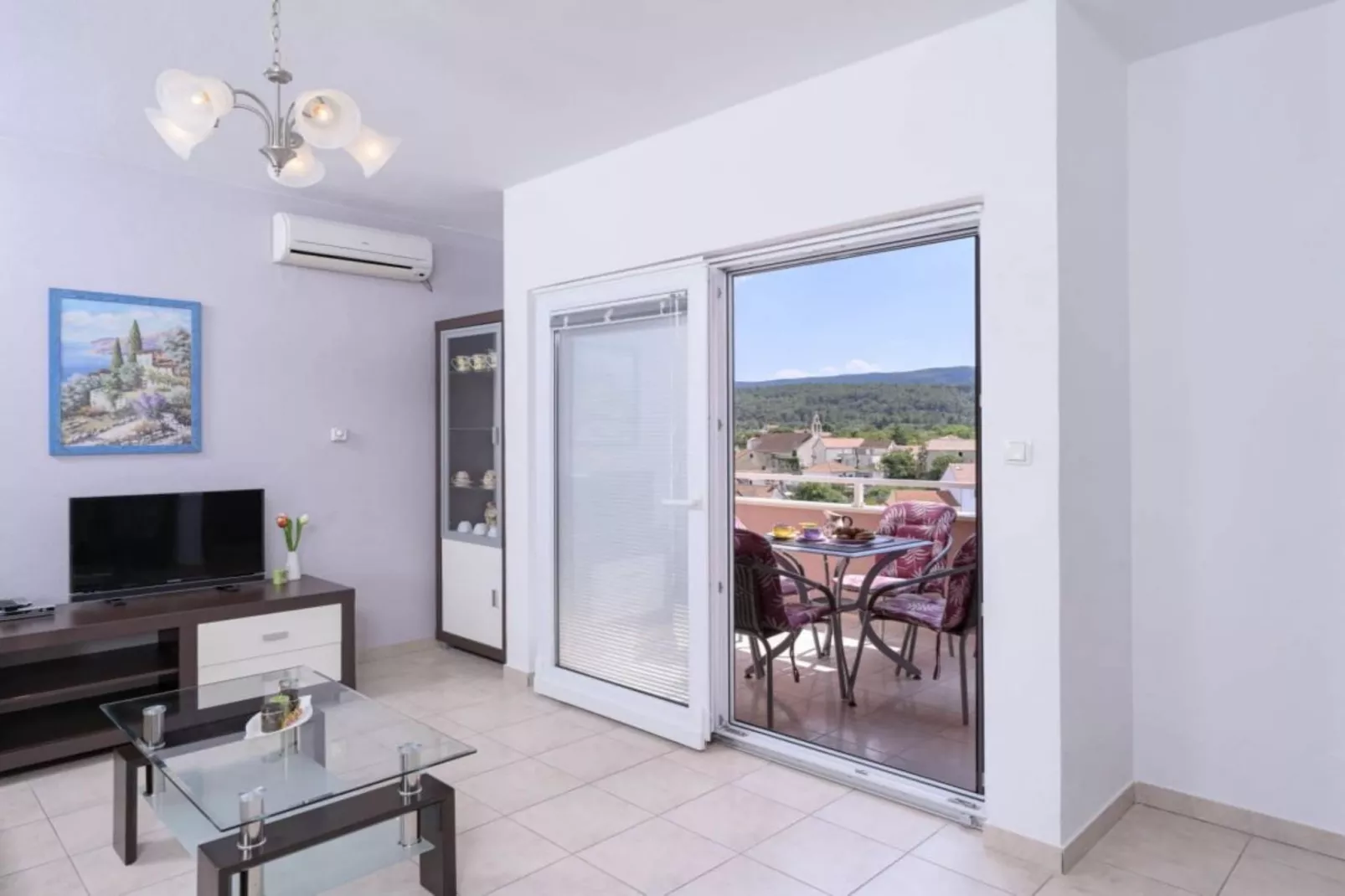 One Bedroom Apartment with Balcony and Sea View 2-Esszimmer