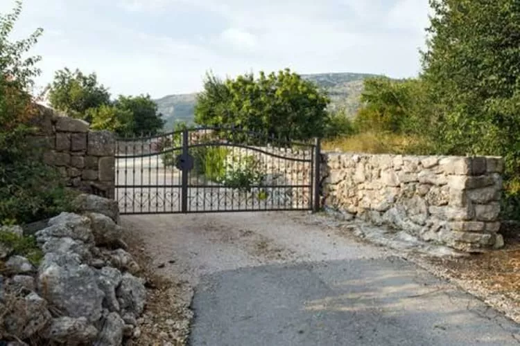 Holiday Home Lišnjak - Three Bedroom Holiday Home with Pool