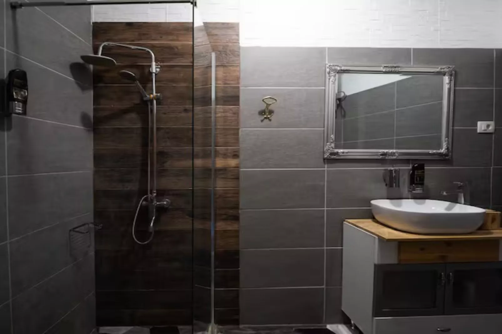 Six-bed room 2-Bathroom