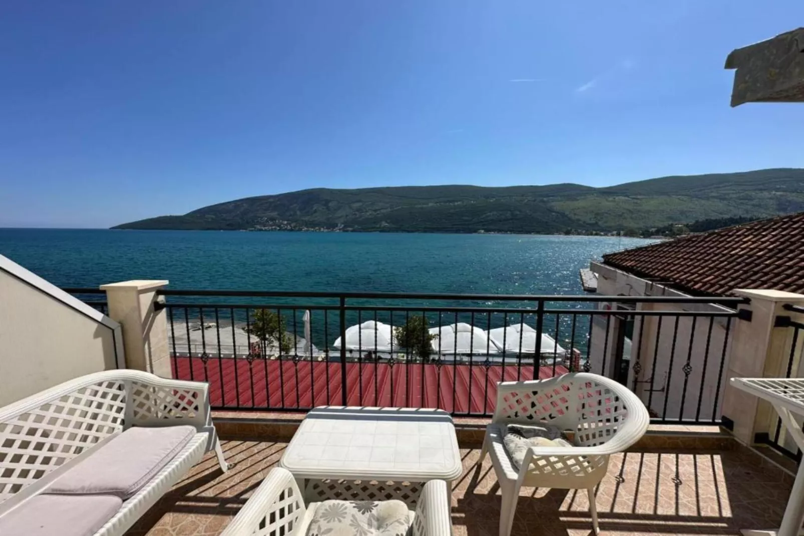 Stunning Beachfront Stay in Herceg Novi - Standard One bedroom Apartment D-Terrasse / balcon