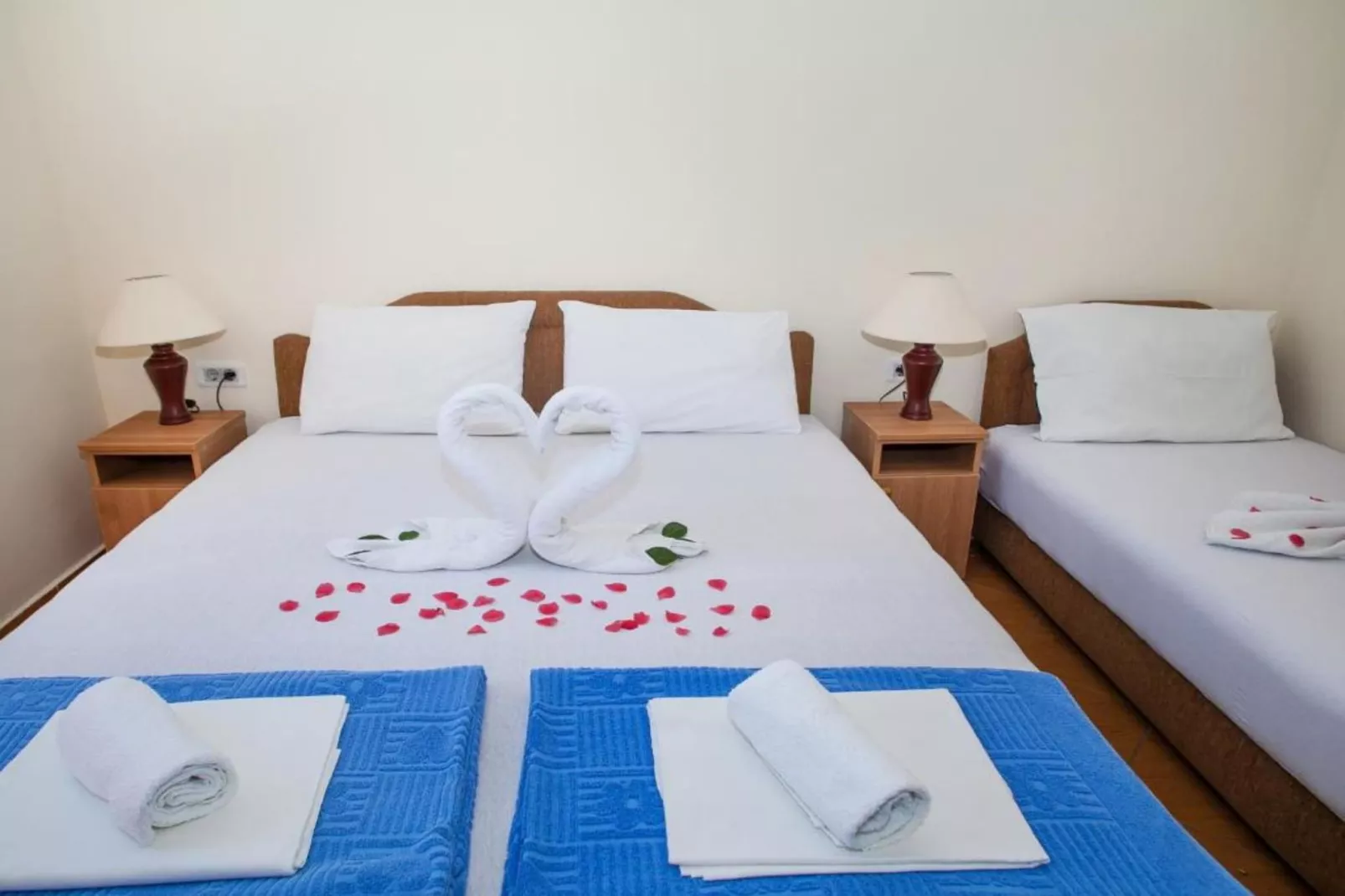 Charming Seaside Escape in Kotor - One Bedroom Apartment with Garden 3-Schlafzimmer