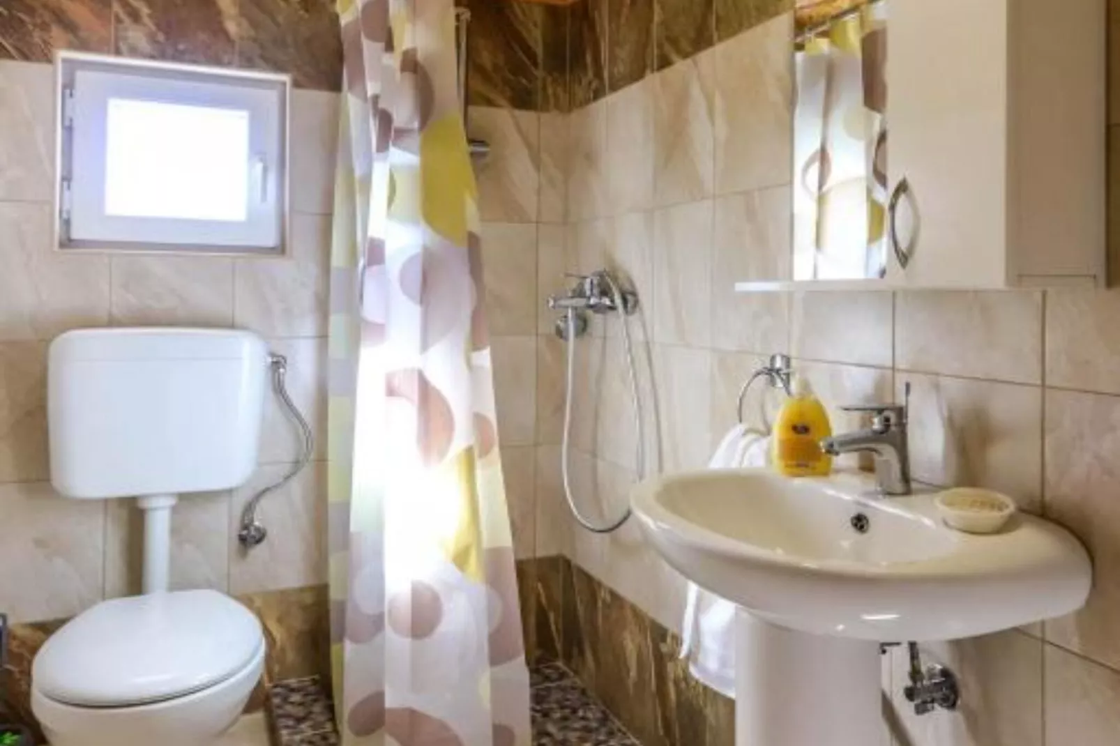 Beachfront Escape – Steps from the Crystal-Clear Sea - One Bedroom Apartment 1-Salle de bain