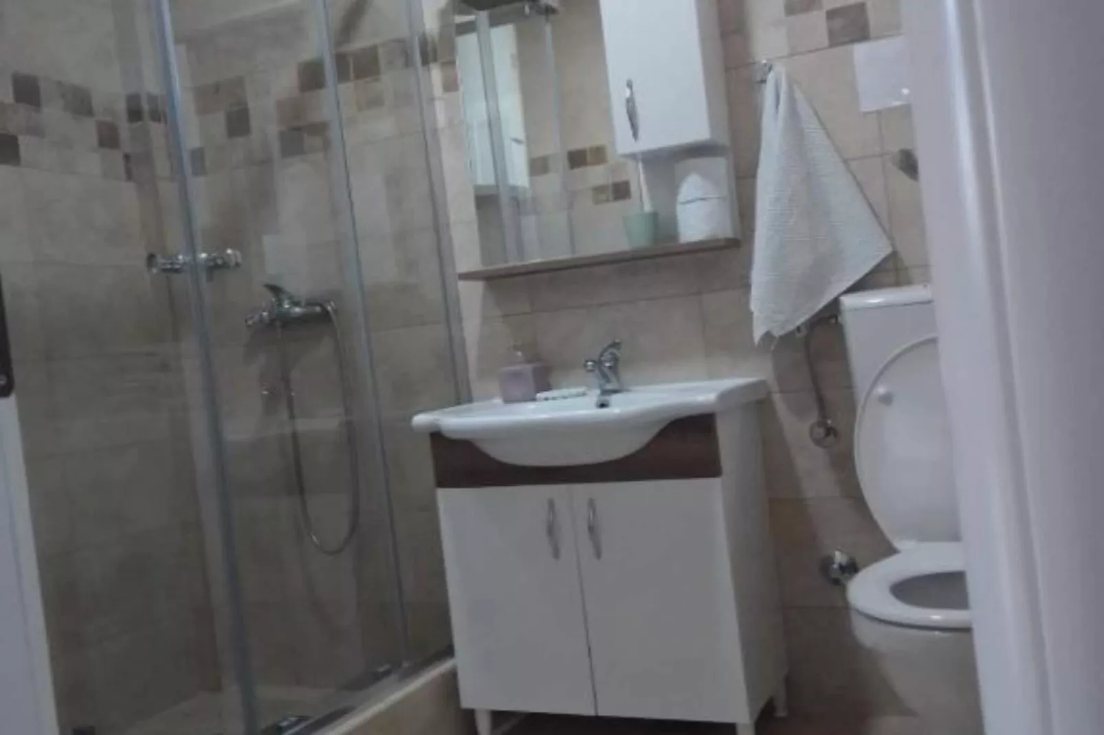 Adriatic Haven – Cozy Tivat Apartment with a Terrace - One Bedroom Apartment-Salle de bain