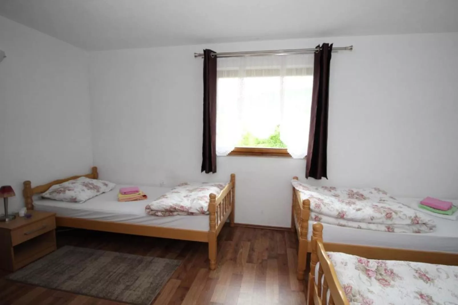 Four bedroom home with river view-Schlafzimmer