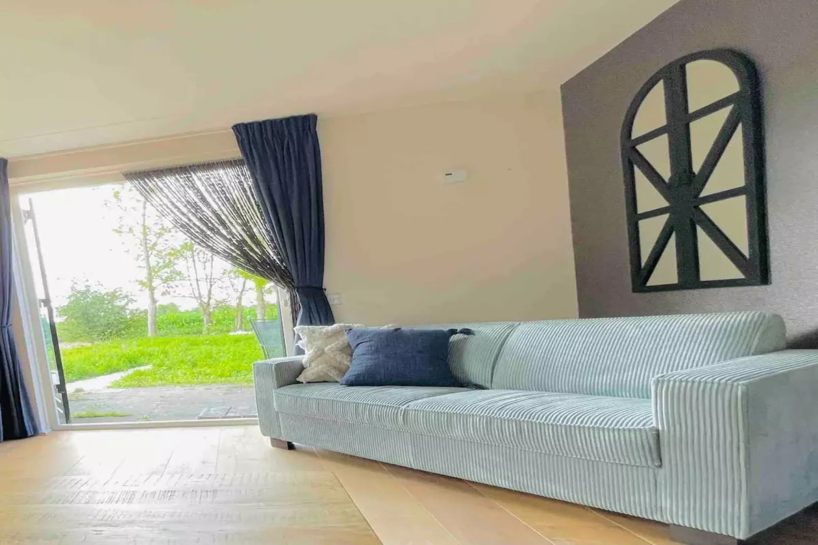 6 - Person Forest Pet & Family Bungalow-Wohnzimmer