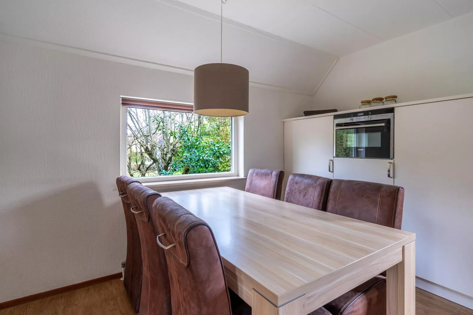 Kamperfoelie 97-Esszimmer