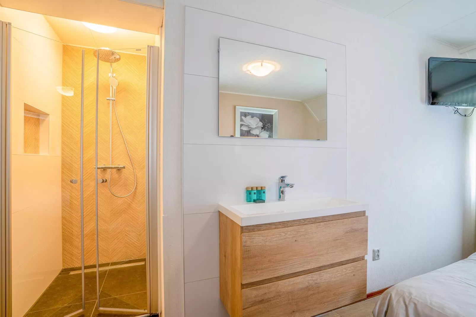 Kamperfoelie 49-Bathroom