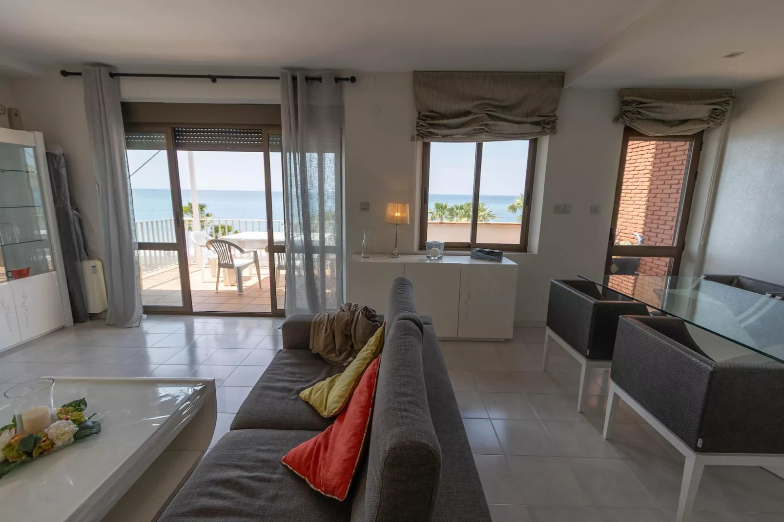 CT 383 GR - Faro's Almuñecar Beachfront for 4-Living room