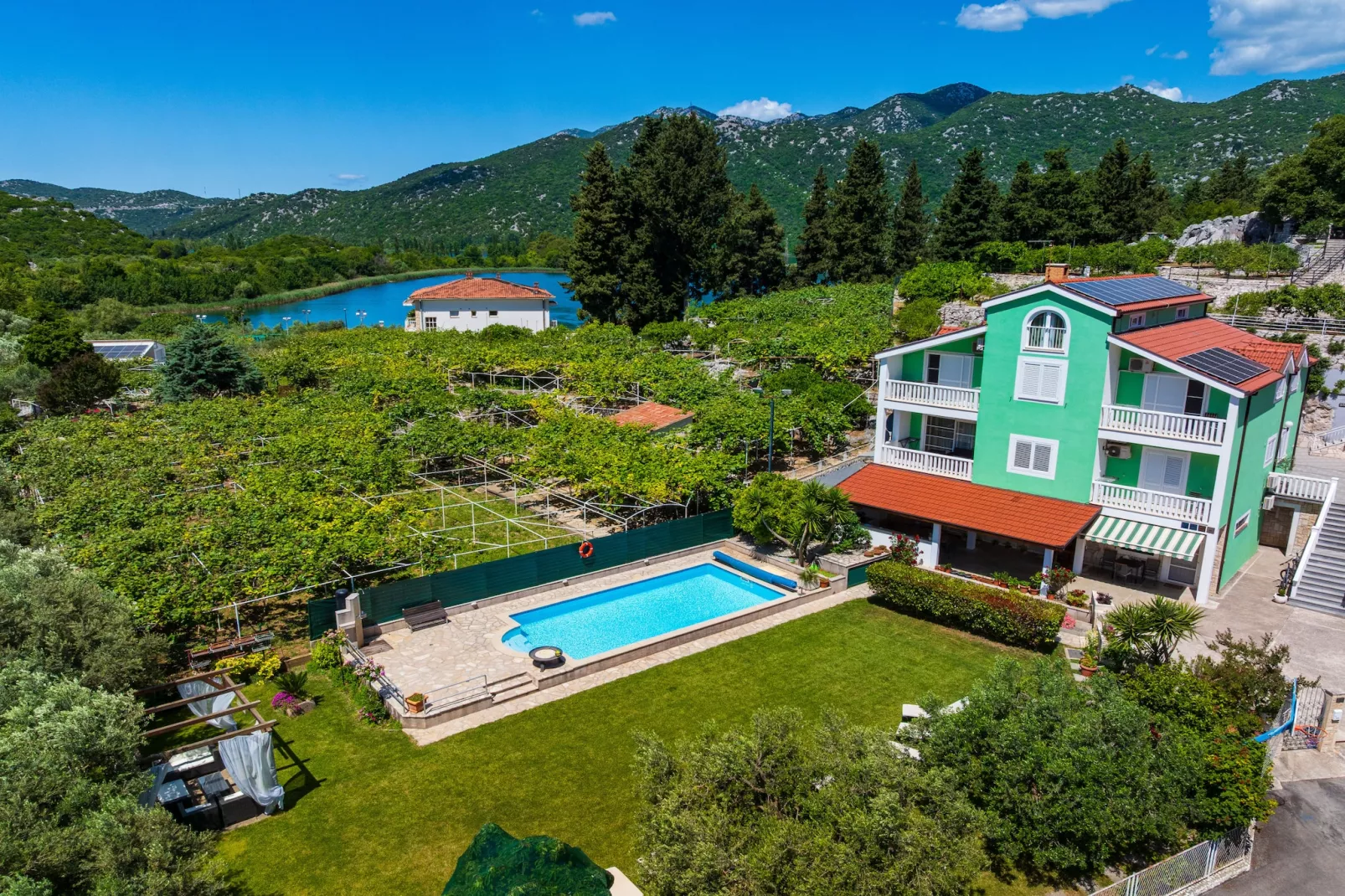 Villa Green Paradise-Exterior in summer