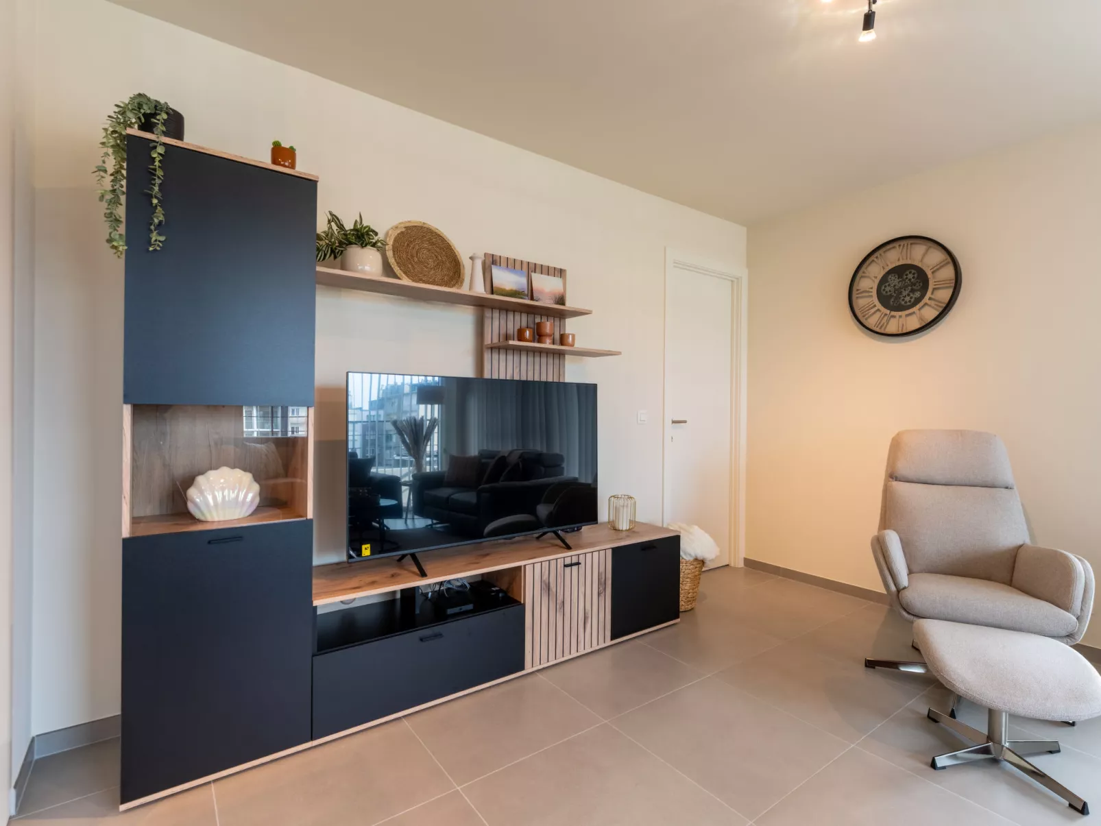 The Waves with parking-Dedans