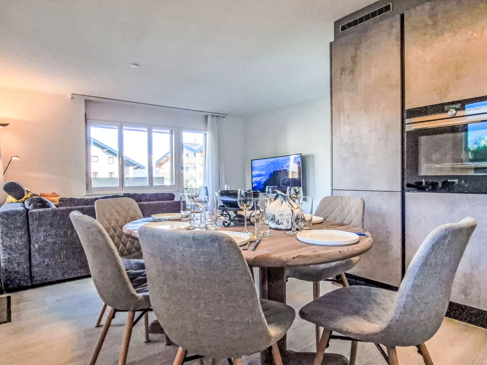 Ambassador 2/1-Inside