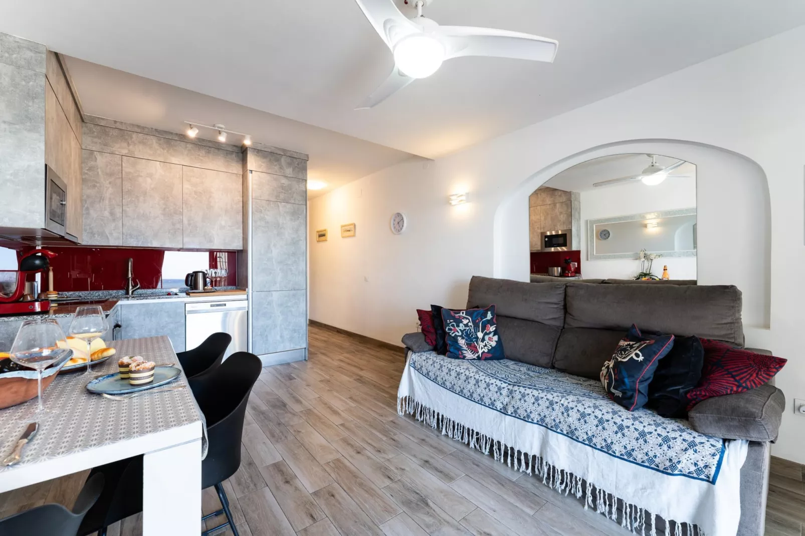 CT 399 - Faro's Beachfront Apartment in Calahonda-Living room