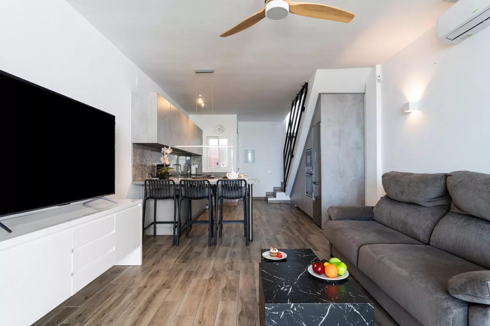 CT 398 - Faro's Beachfront House in Calahonda-Living room