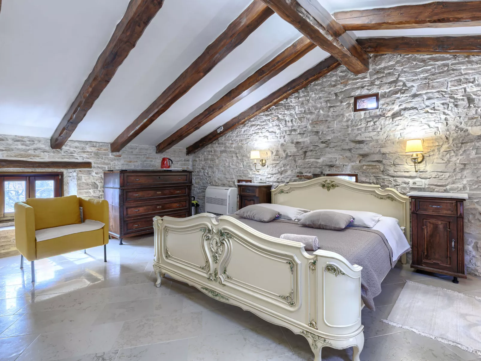 Golden Roots-Drinnen