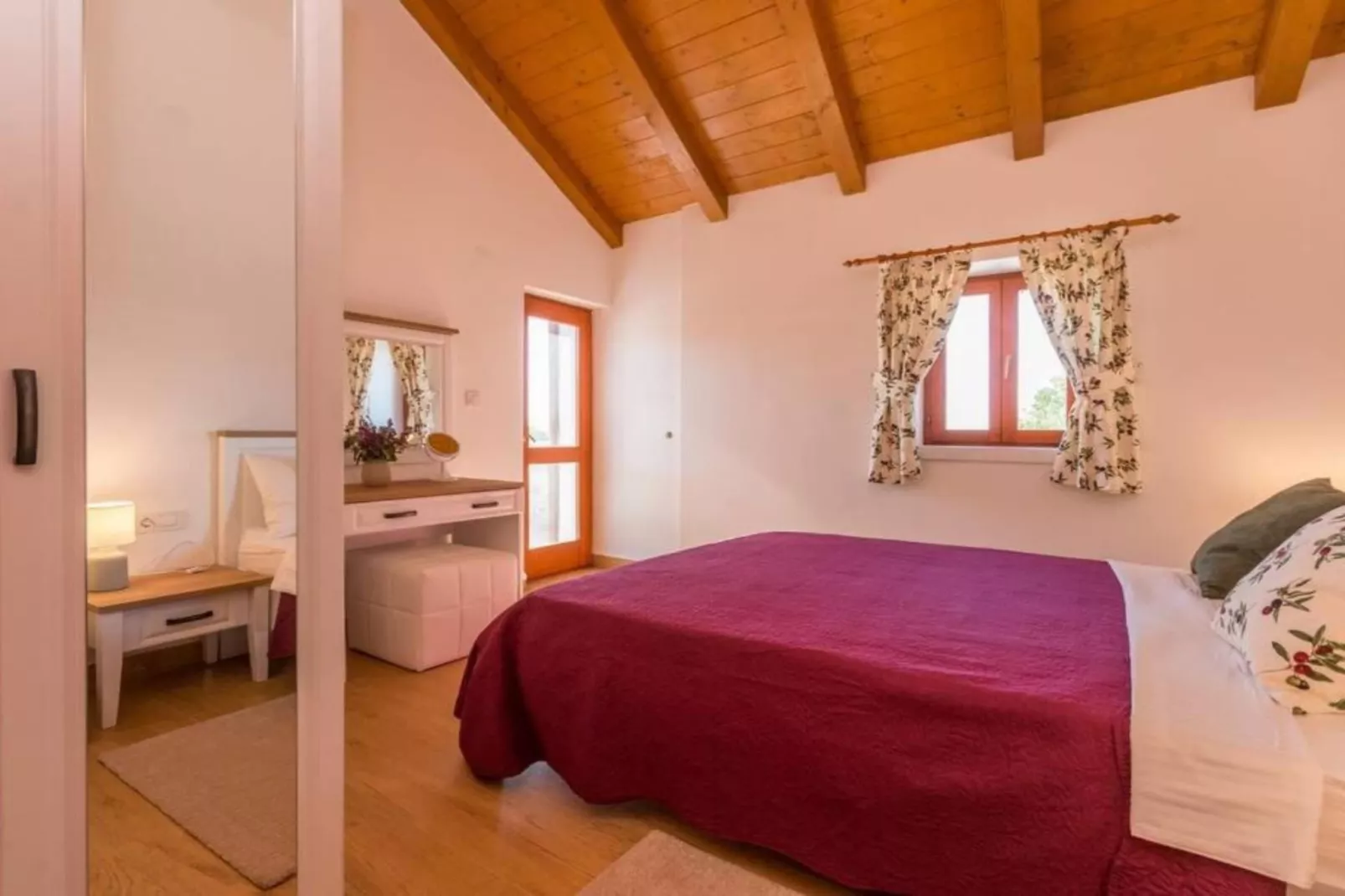 The Grandfather Villa – Heated Pool Retreat-Schlafzimmer