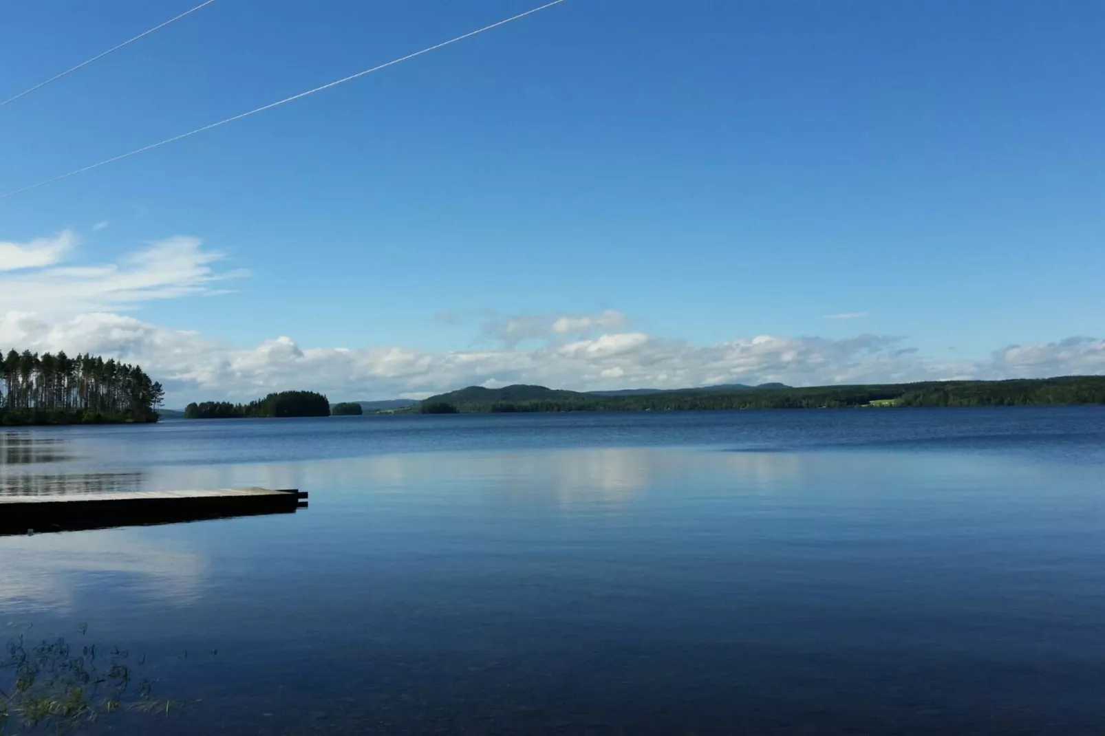 Rotes Bauernhaus in der Nähe von Forsheda-Wasserblick