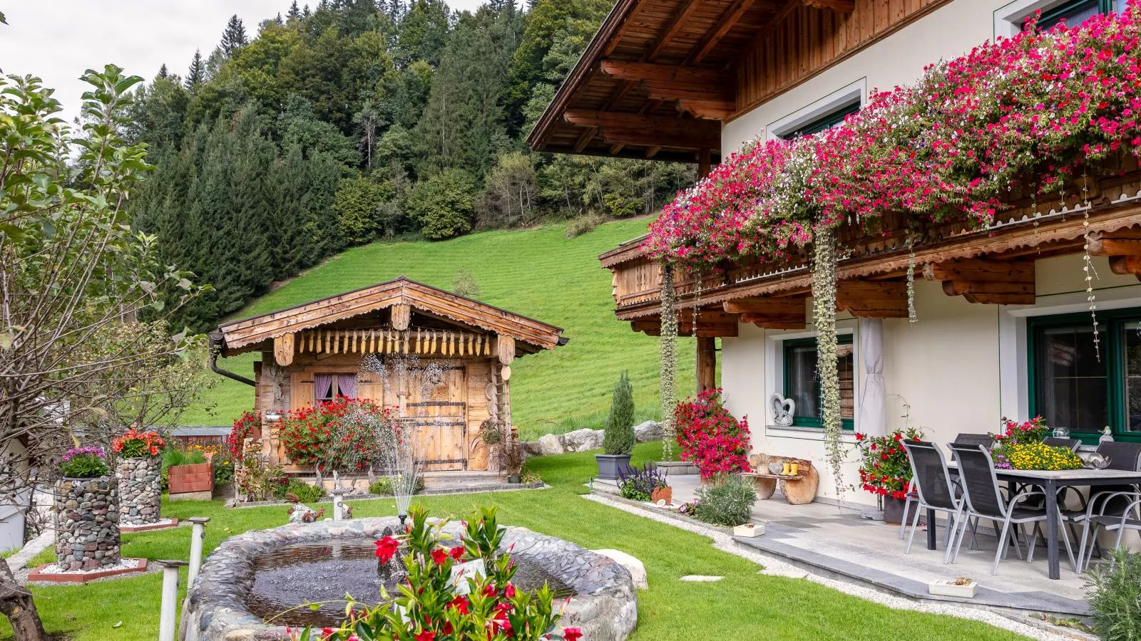 Haus am Waldrand-Garten Sommer