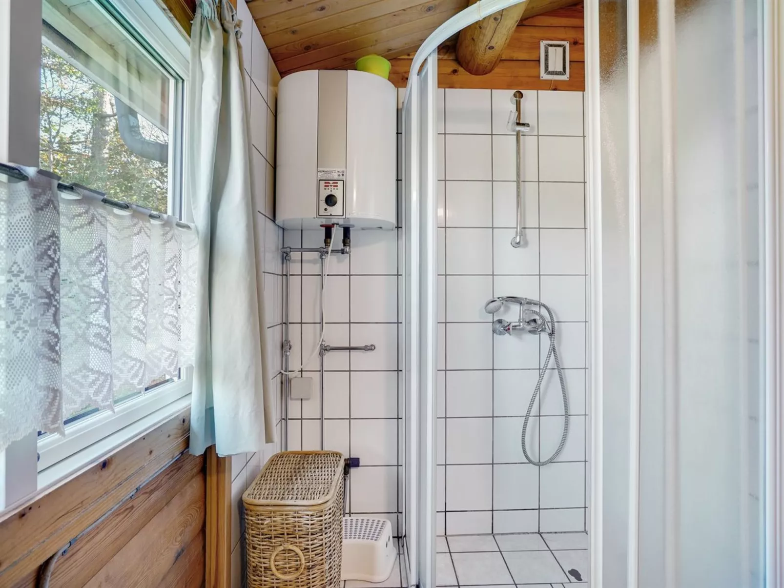 "Thrine" - 100m to the fjord-Inside