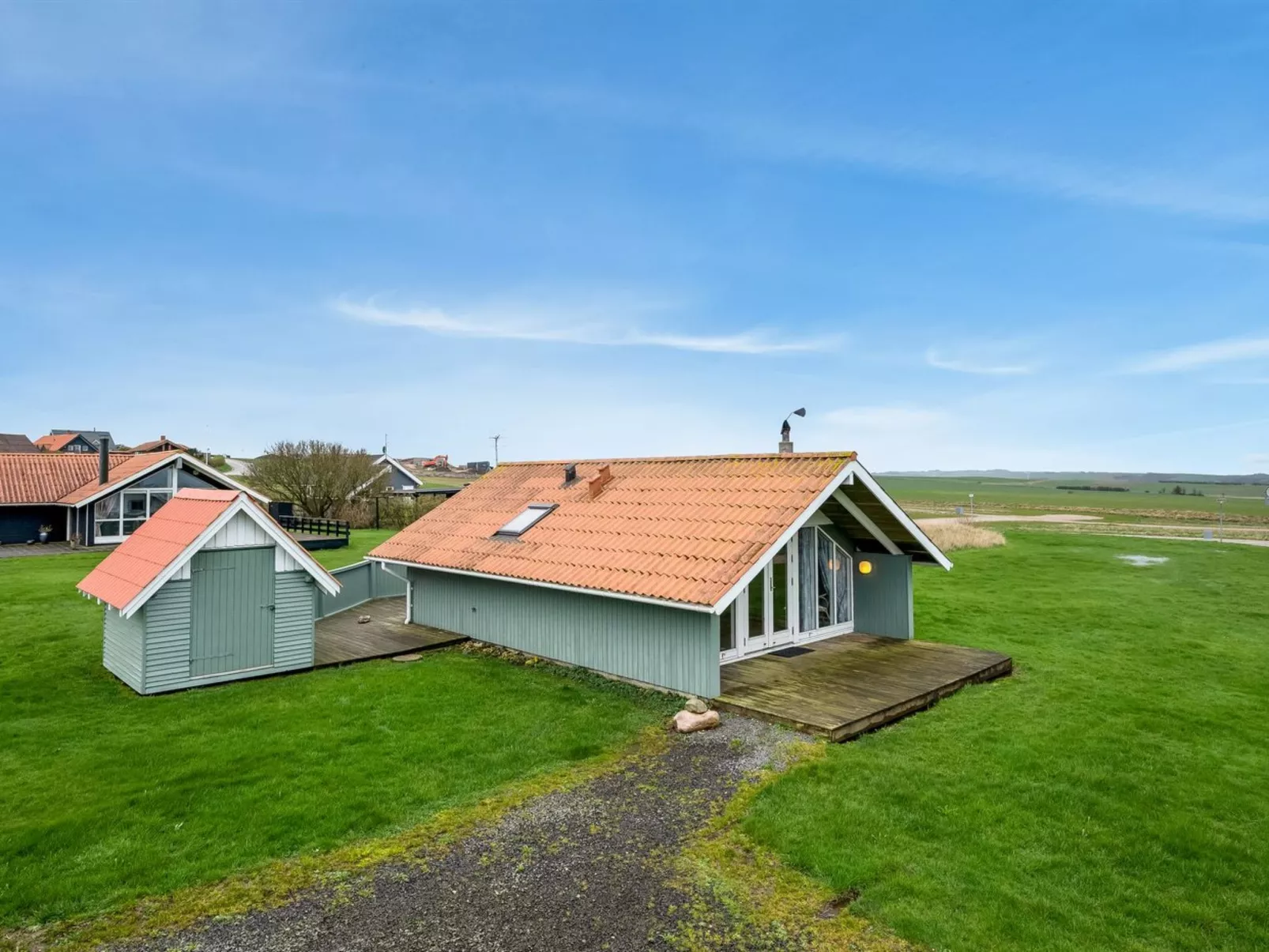 "Lonne" - 750m to the fjord-Outside