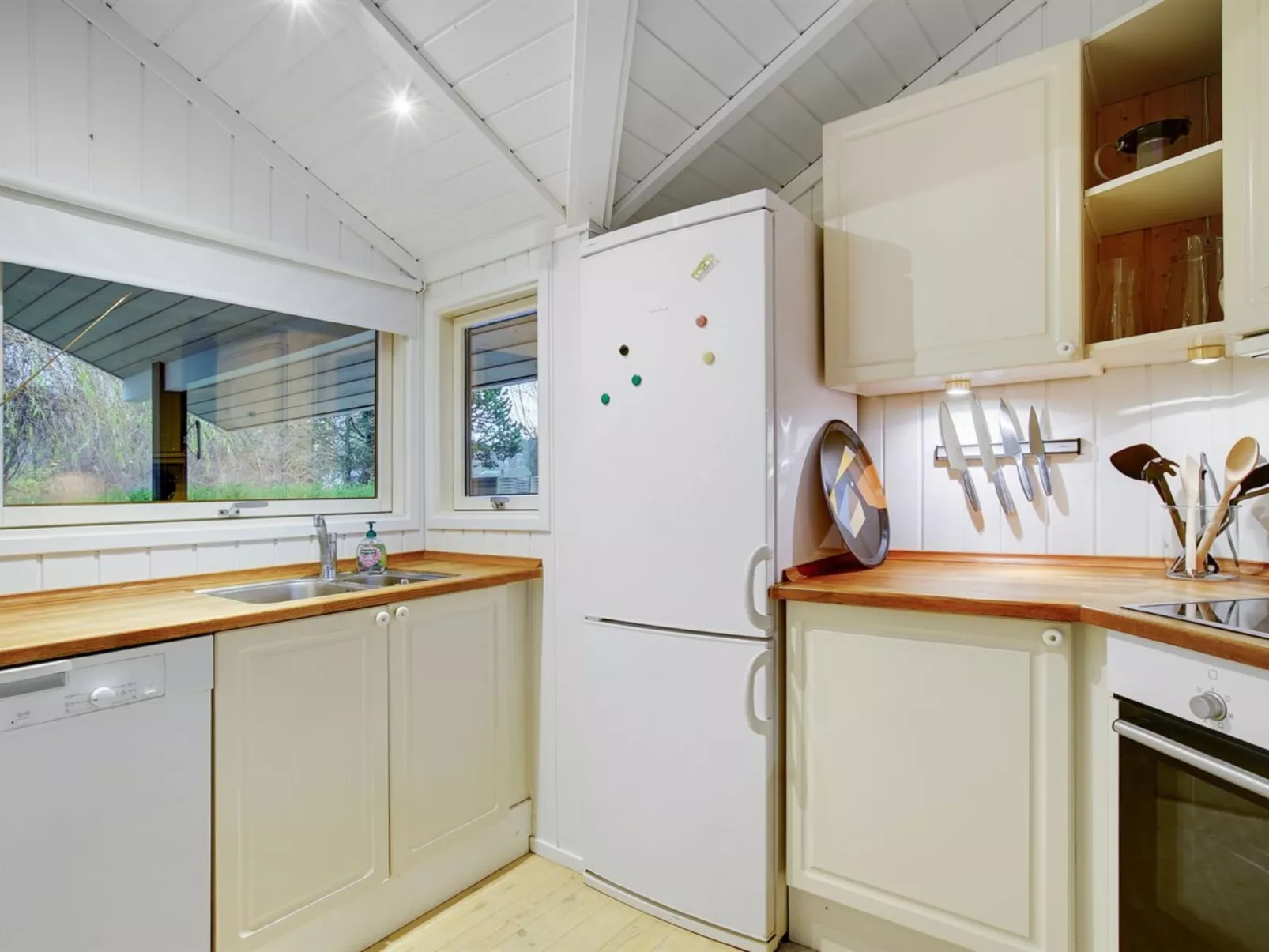 "Eivor" - 500m from the sea-Dedans