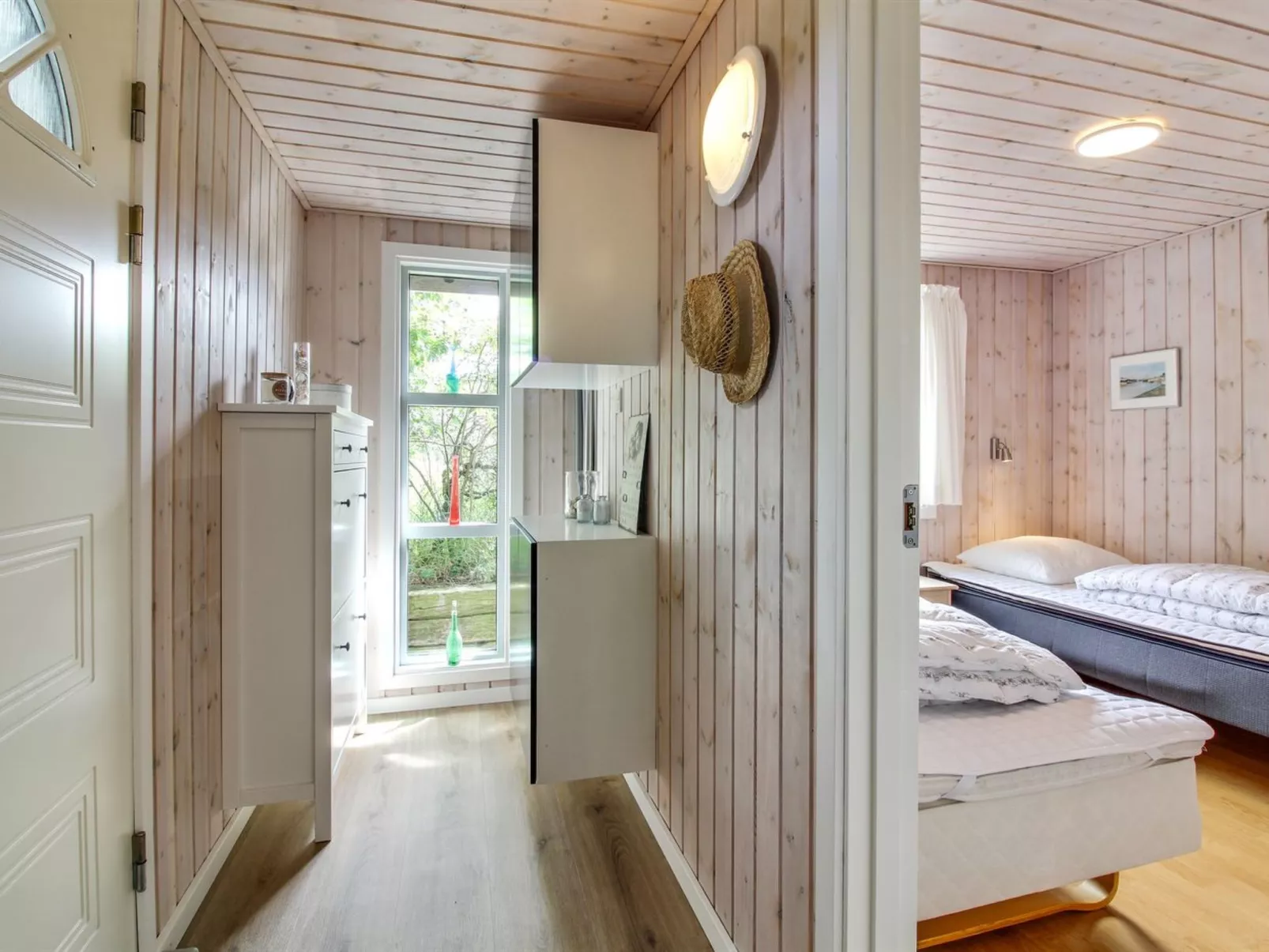 "Alice" - 1.3km from the sea-Inside