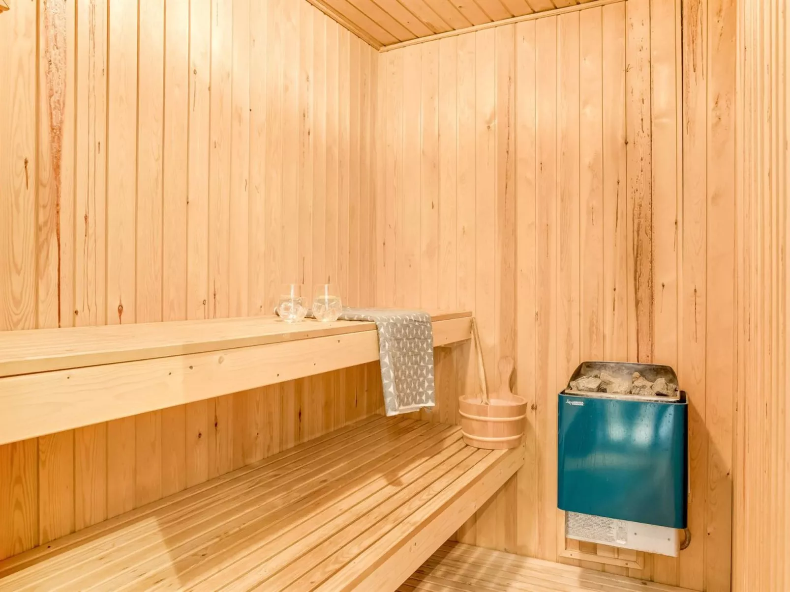 "Gunvor" - 1km from the sea-Inside