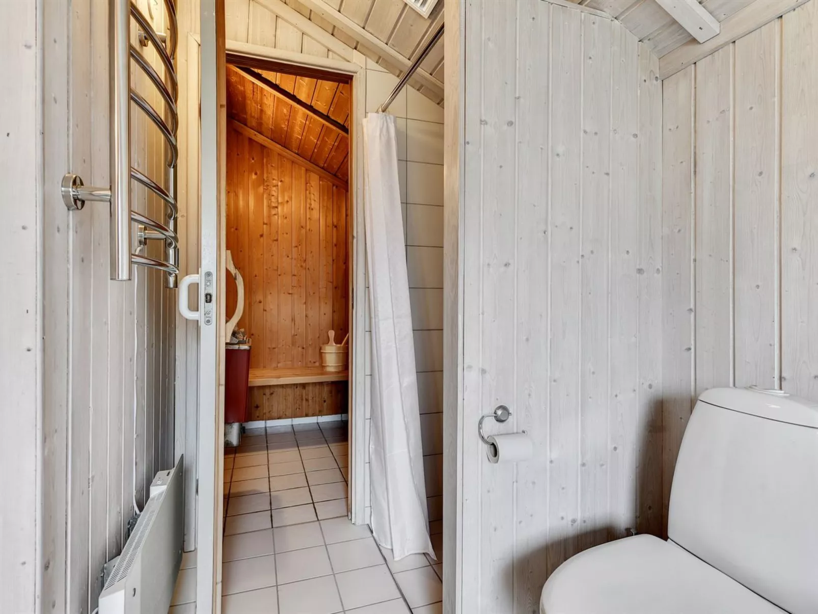 "Tore" - 200m from the sea-Drinnen