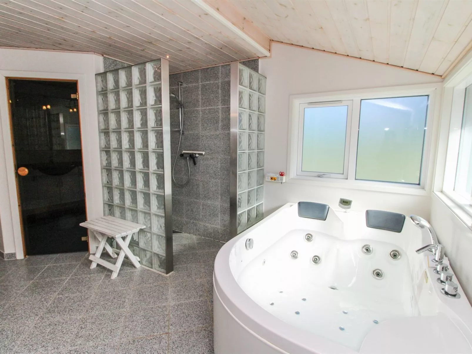 "Beeke" - 1.4km from the sea-Drinnen