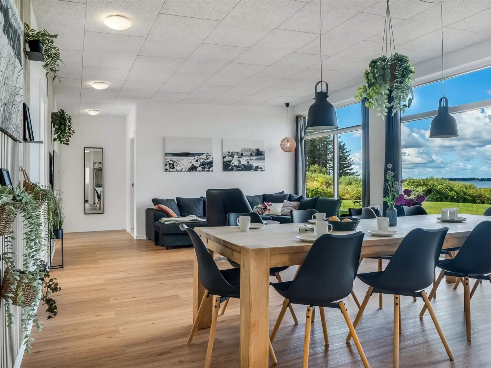 "Eloise" - 50m to the fjord-Drinnen