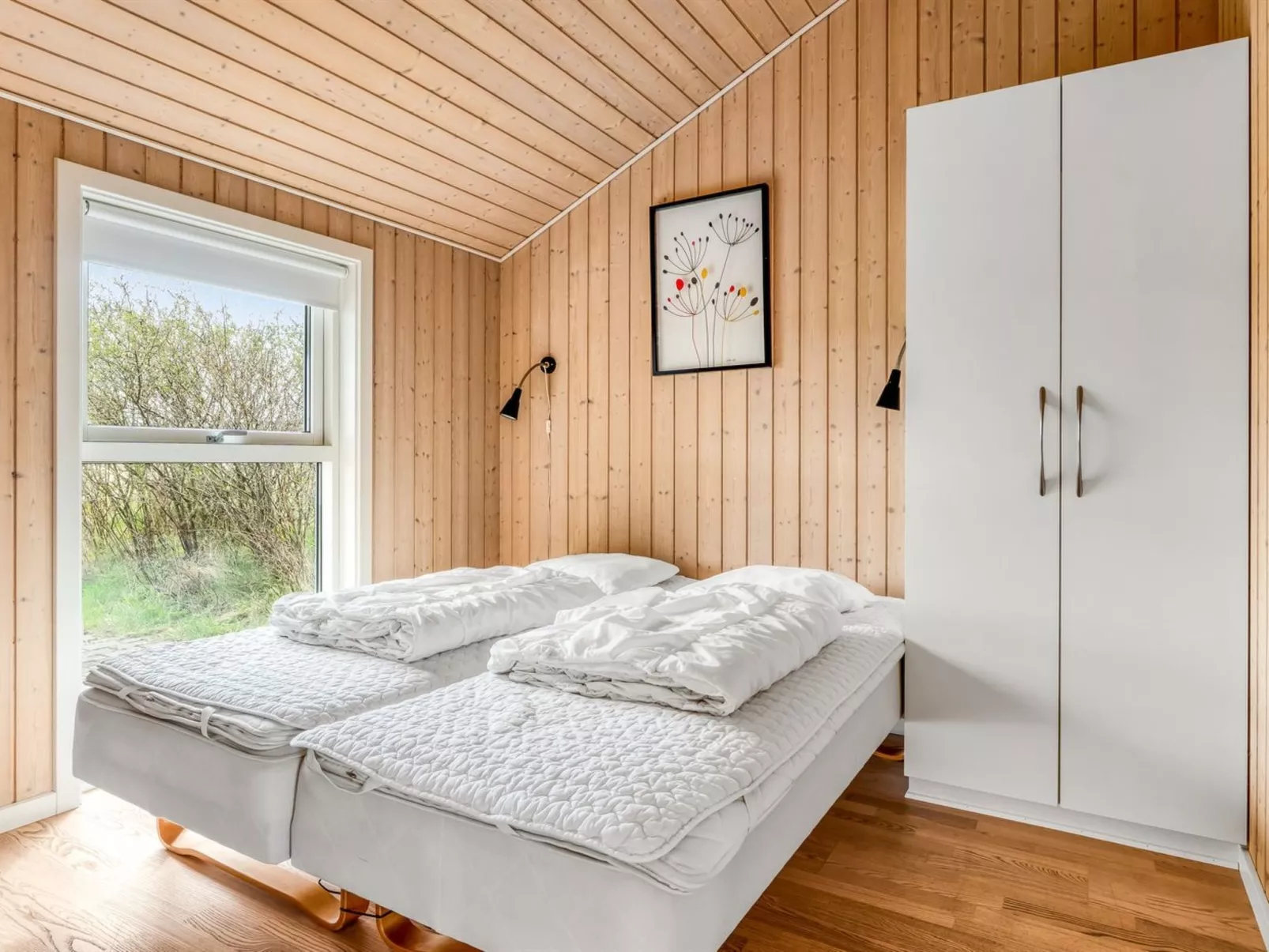 "Dory" - 1.0km from the sea-Inside