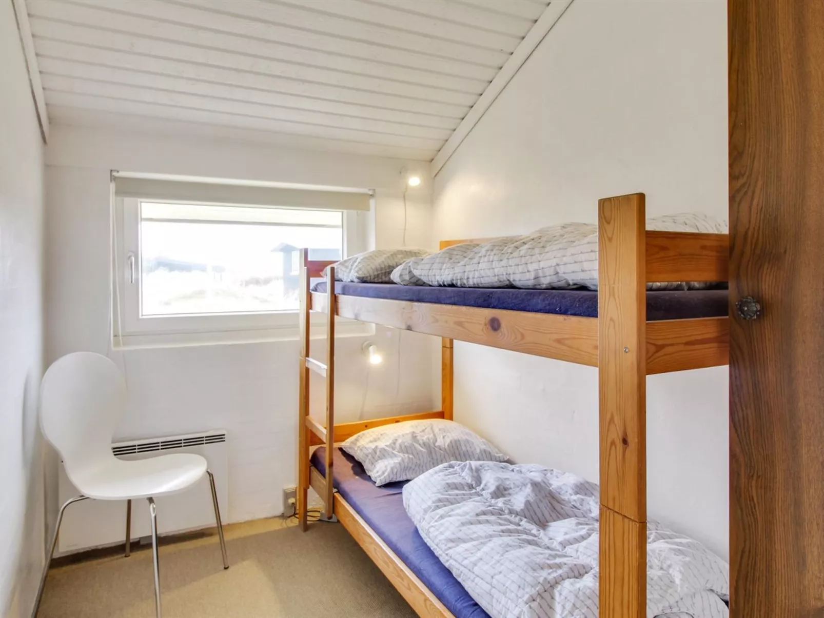 "Jænis" -  from the sea-Drinnen