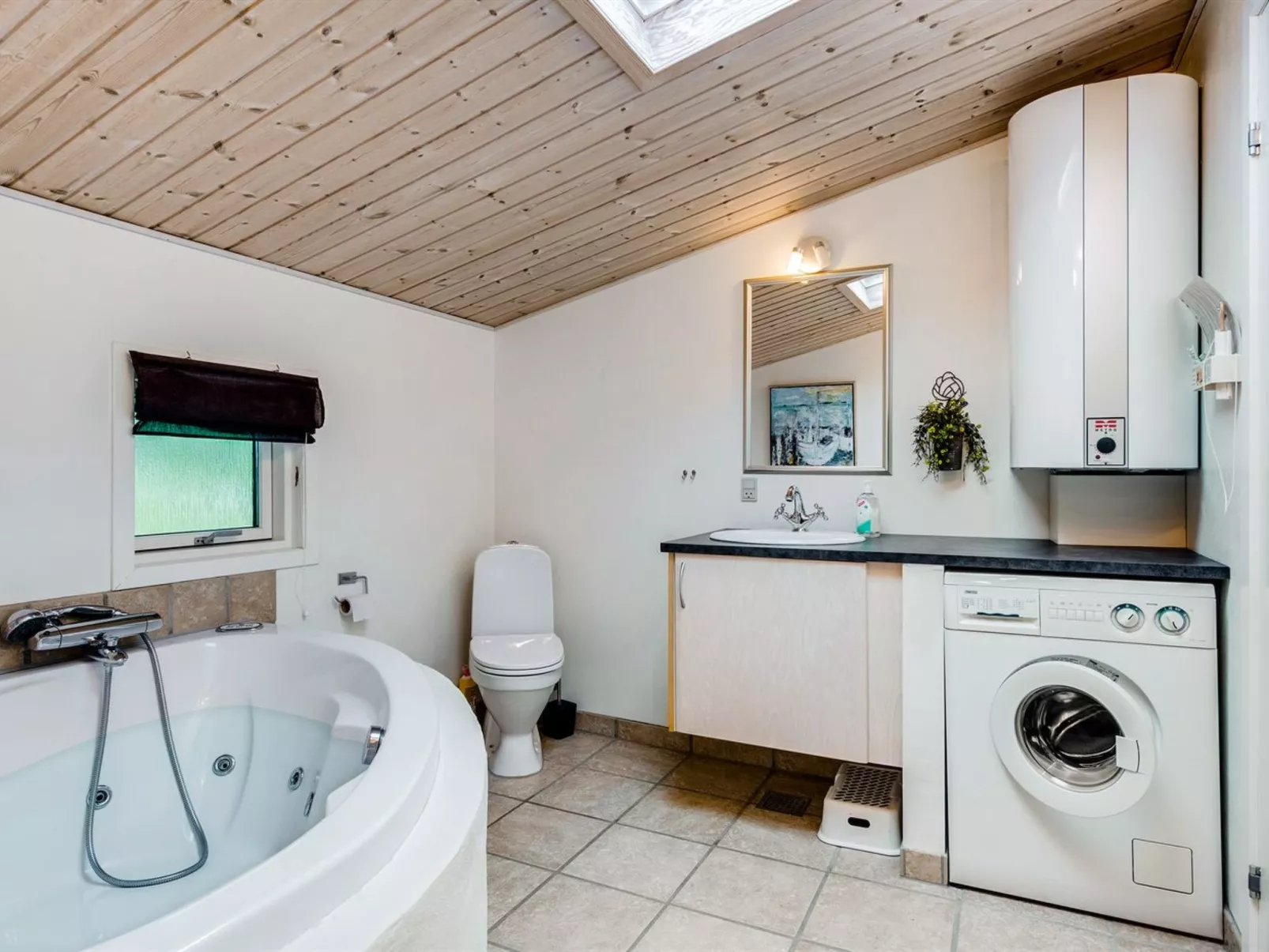 "Emeline" - 1.7km from the sea-Inside