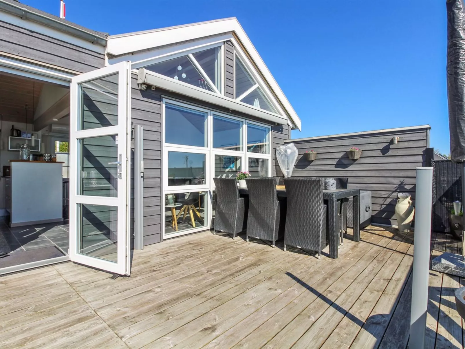 "Grim" - 5m from the sea-Outside