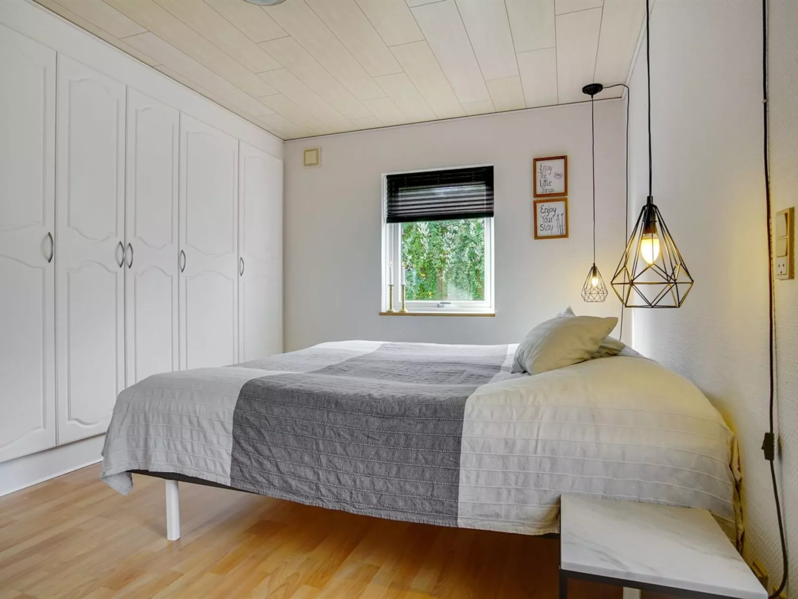 "Hattie" - 100m from the sea-Drinnen