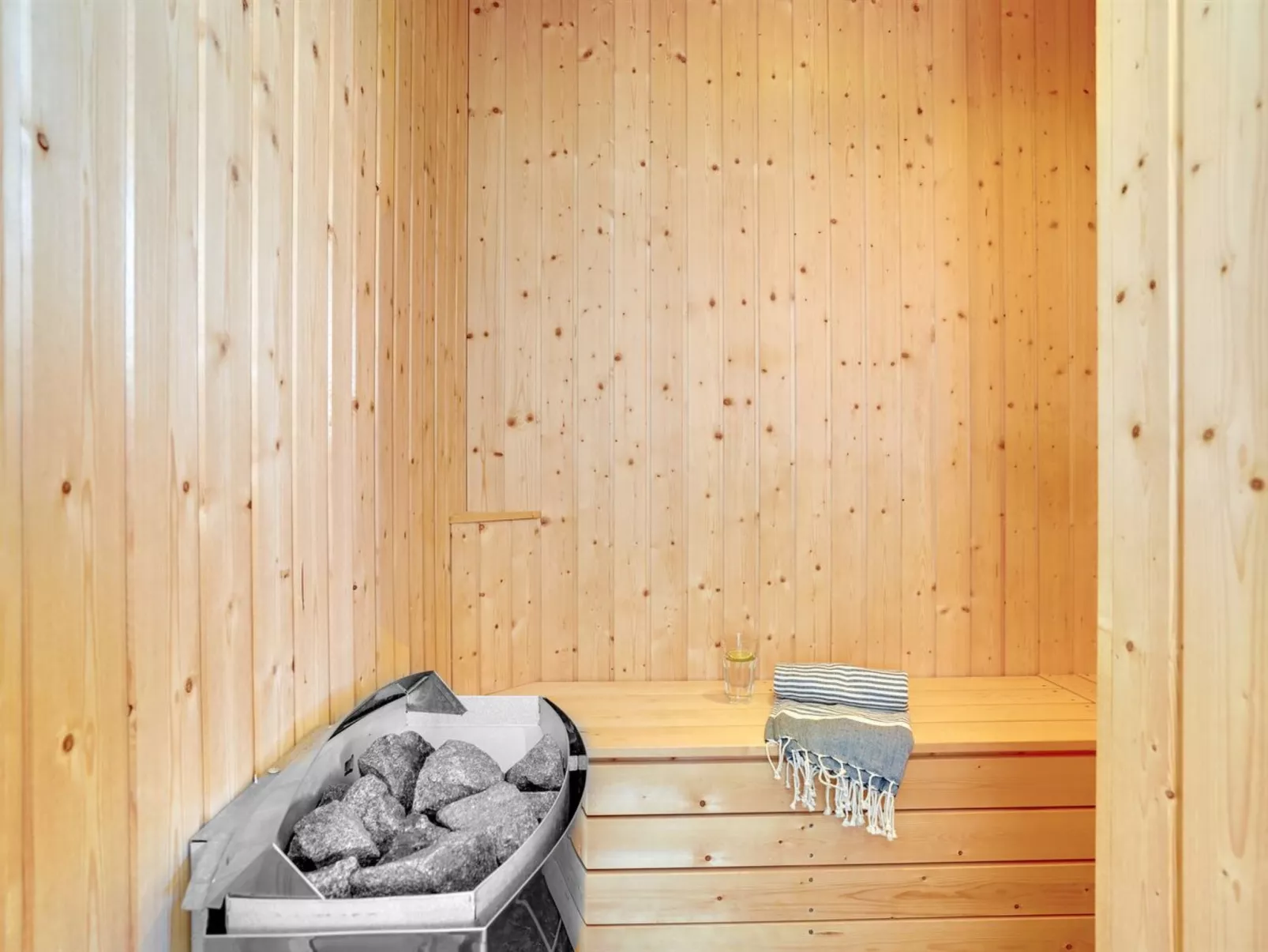 "Dagne" - 400m to the fjord-Dedans