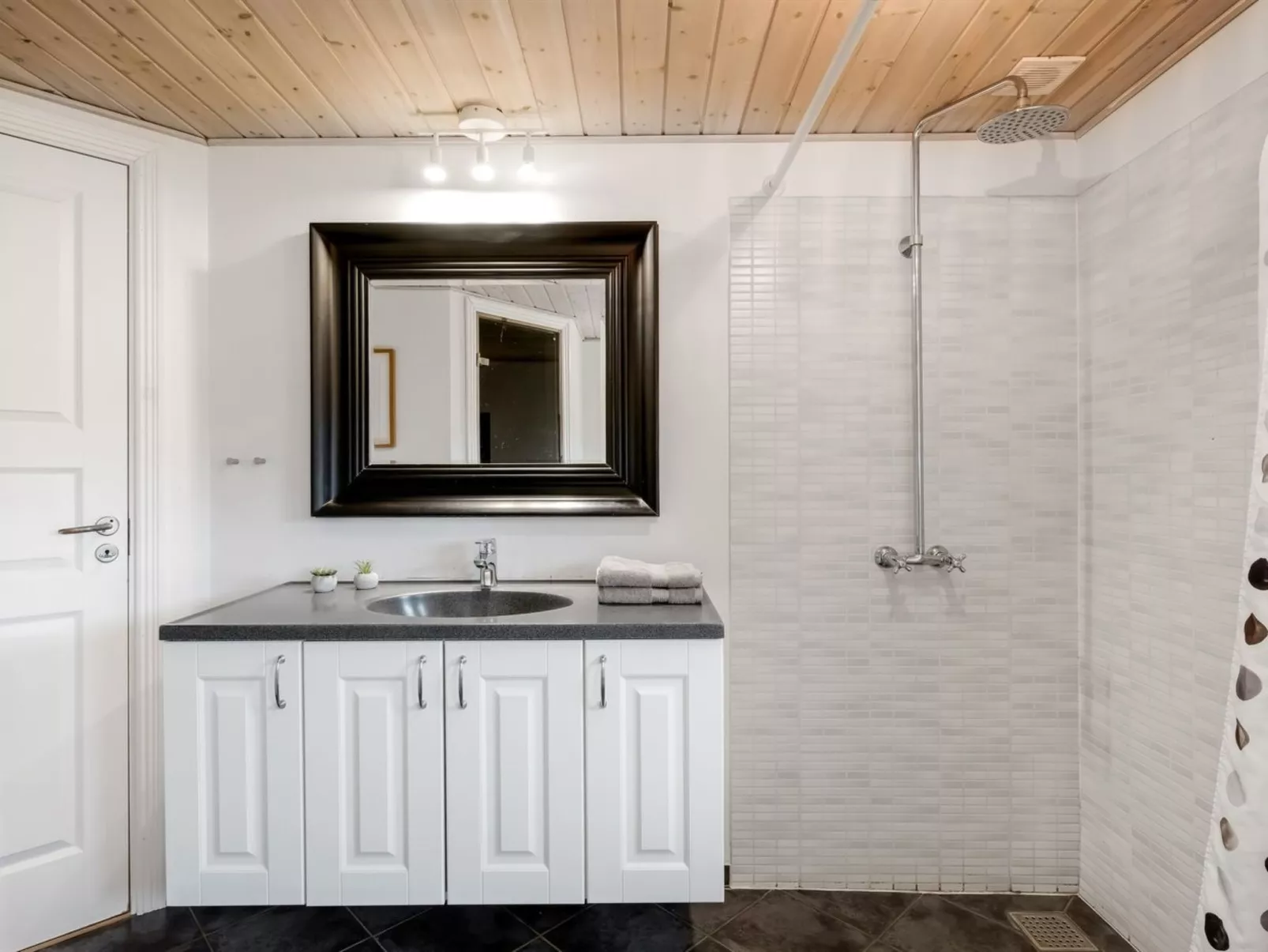 "Silvia" - 300m to the fjord-Drinnen