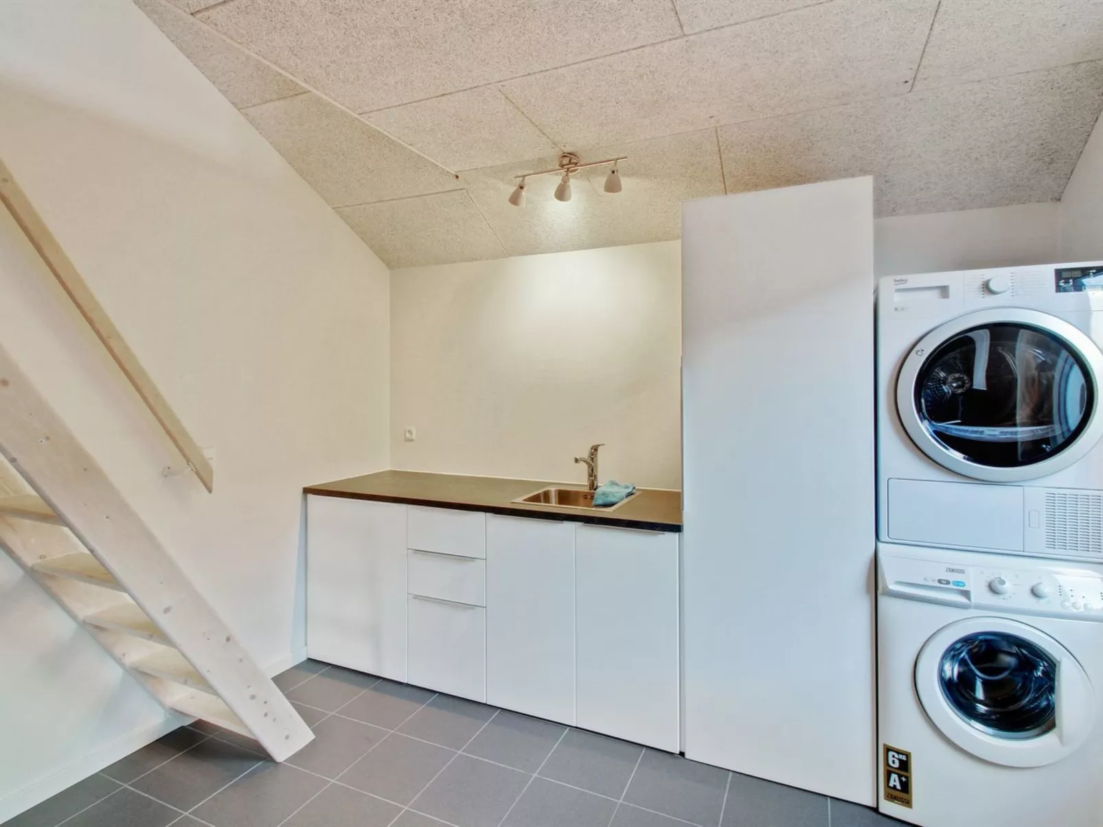 "Ethel" - 1.5km to the fjord-Drinnen