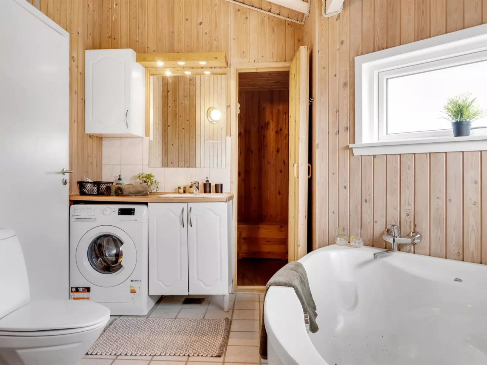 "Aja" - 900m from the sea-Drinnen