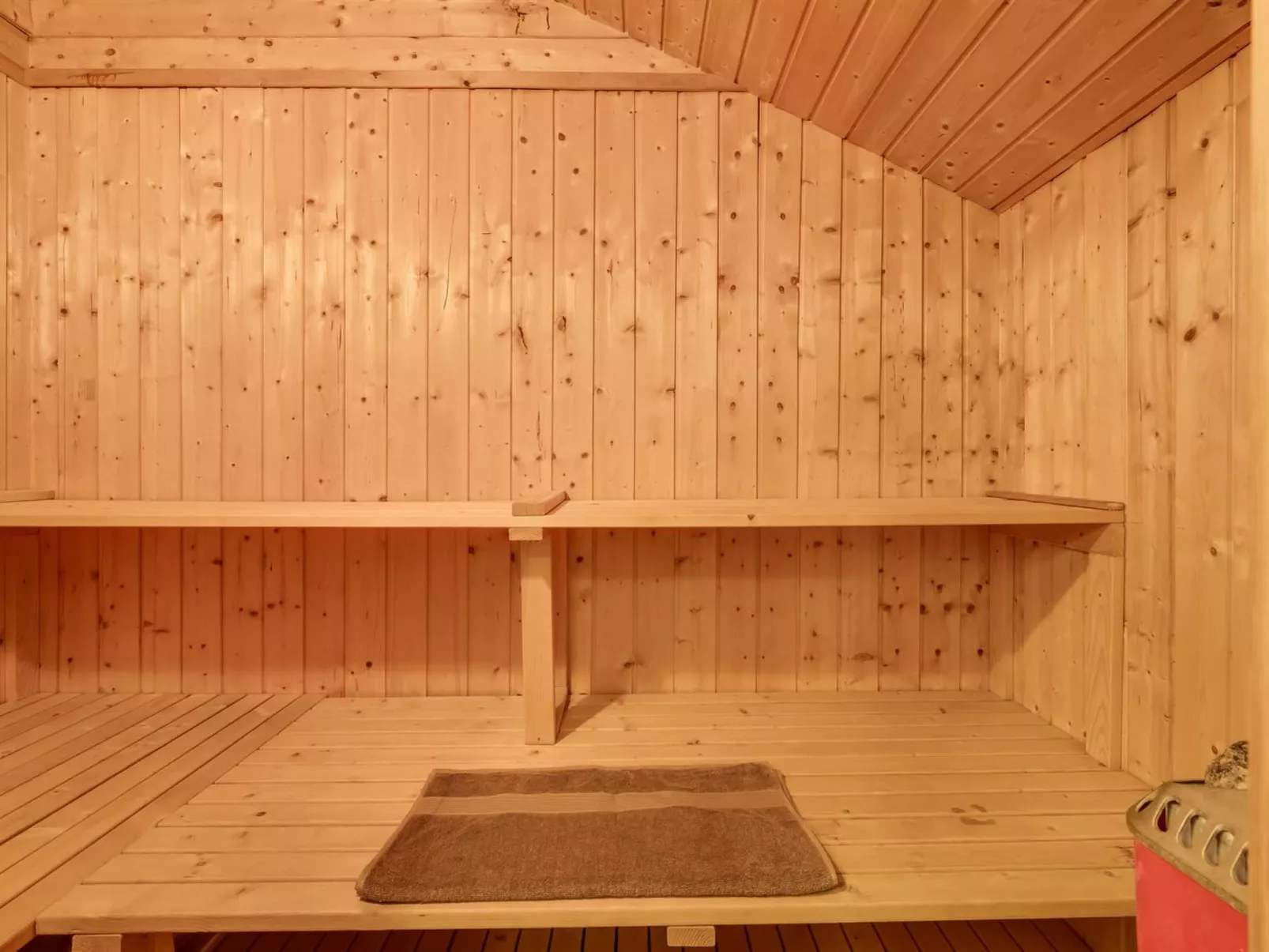 "Aamu" - 300m to the fjord-Inside