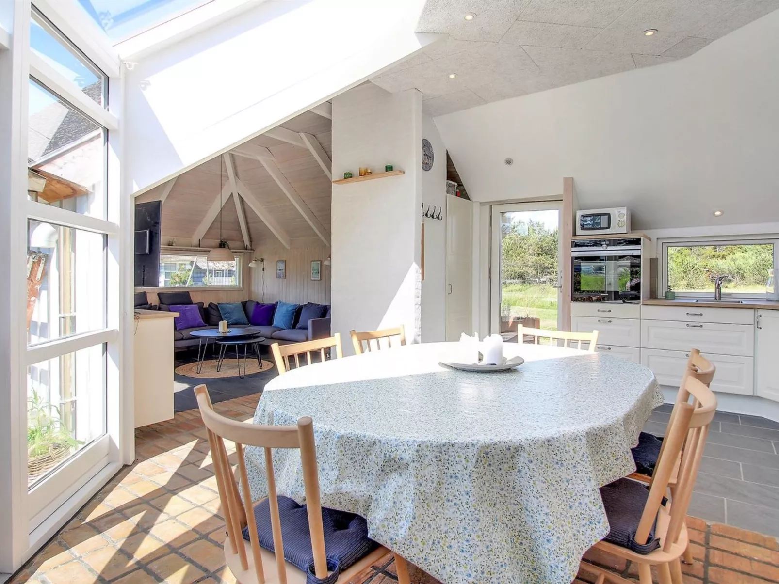 "Annalise" - 1km from the sea-Inside