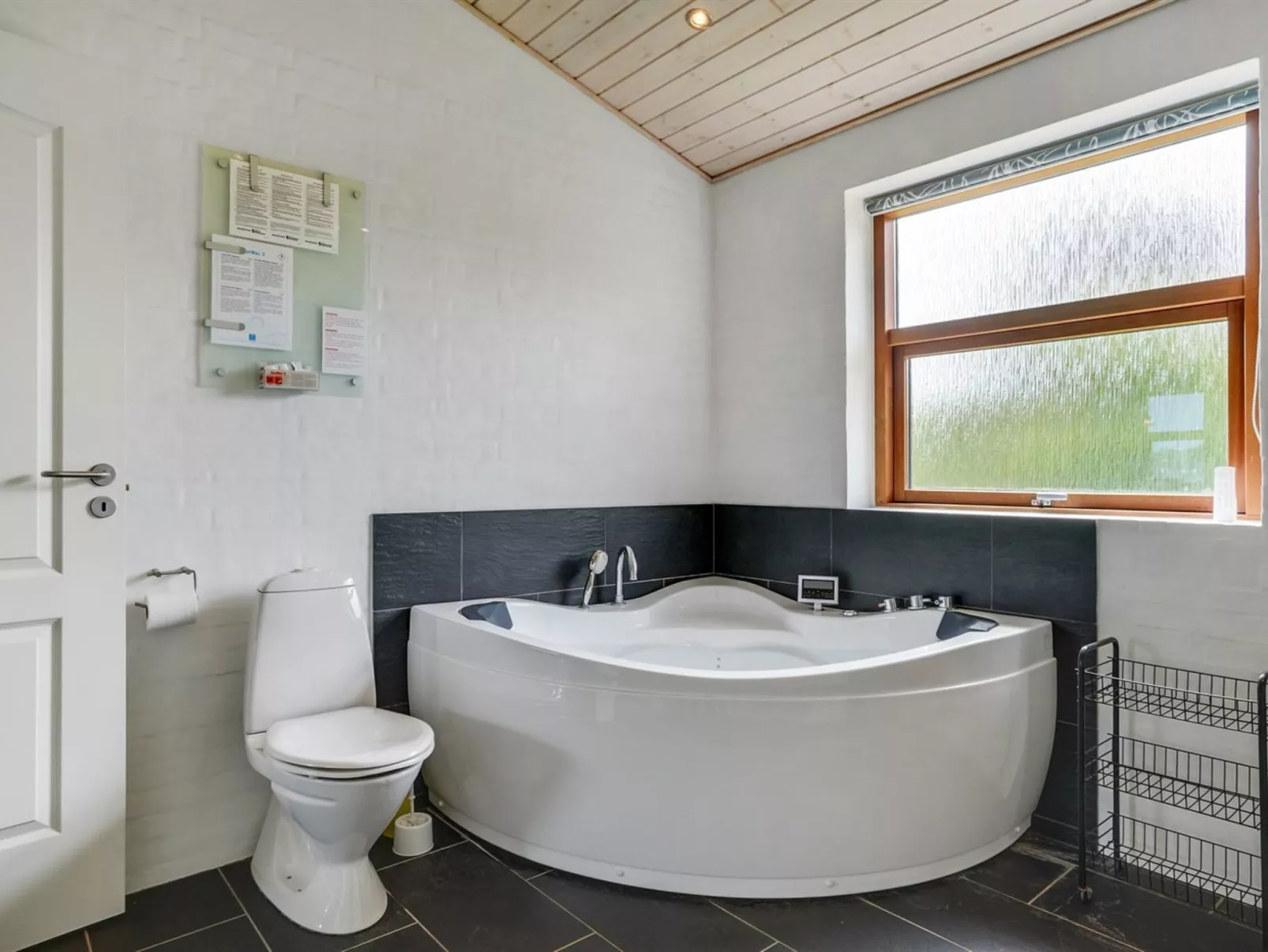 "Roope" - 50m from the sea-Drinnen