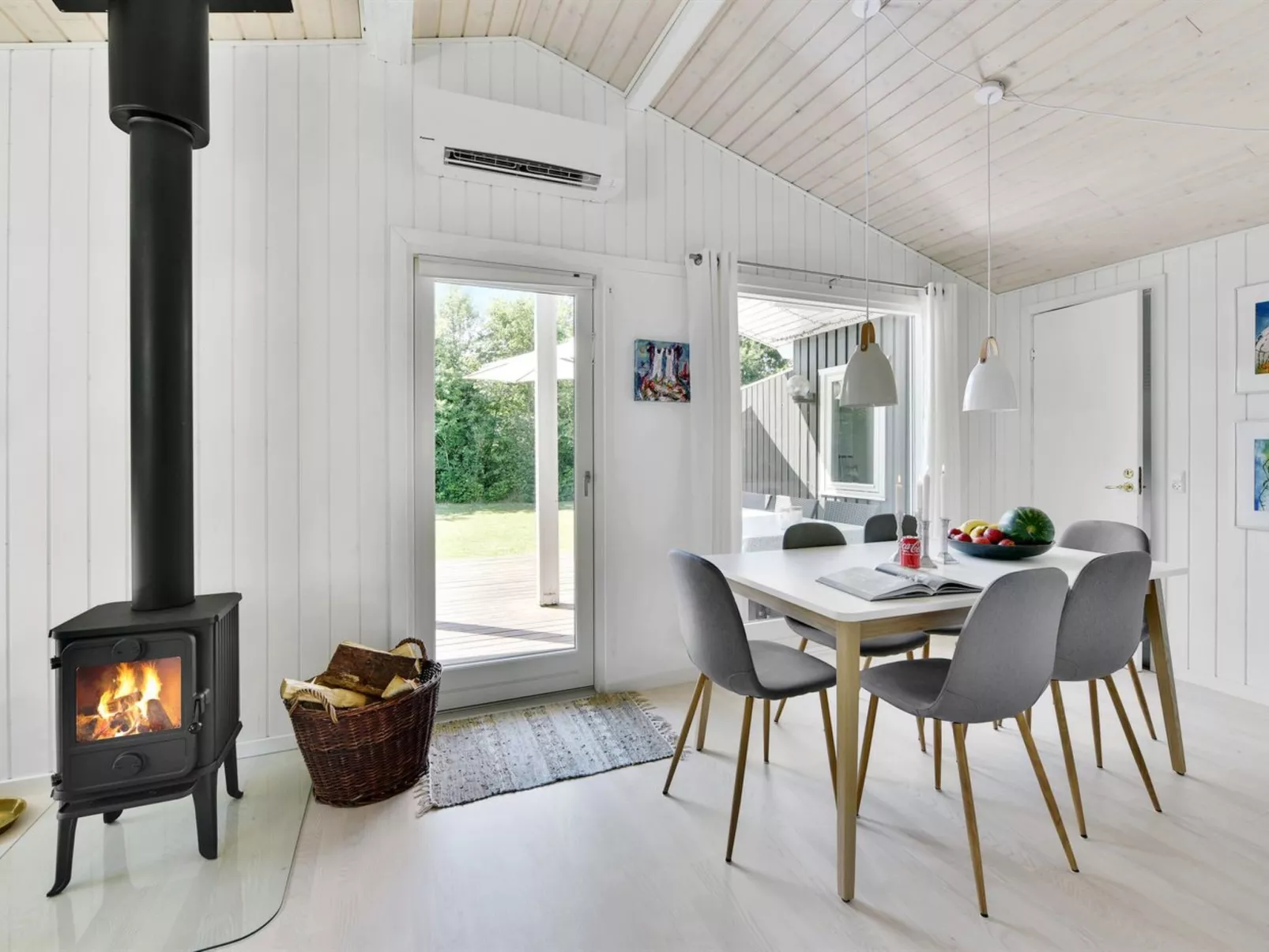 "Brune" - 30km from the sea-Inside