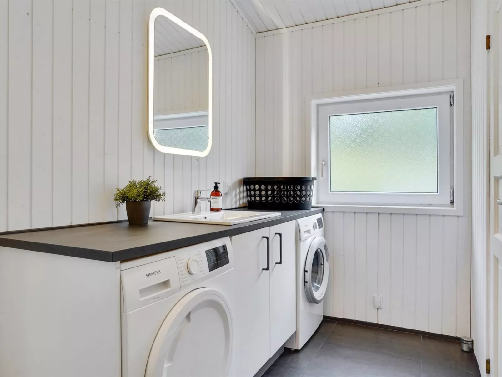 "Bjarki" - 800m from the sea-Inside