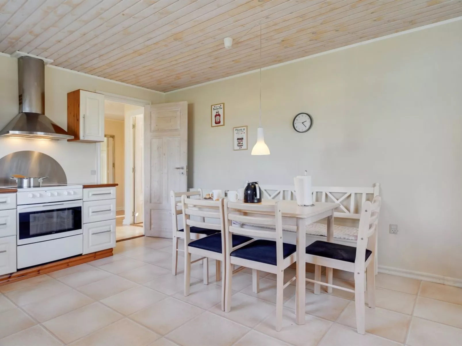 "Harrieth" - 16km from the sea-Drinnen