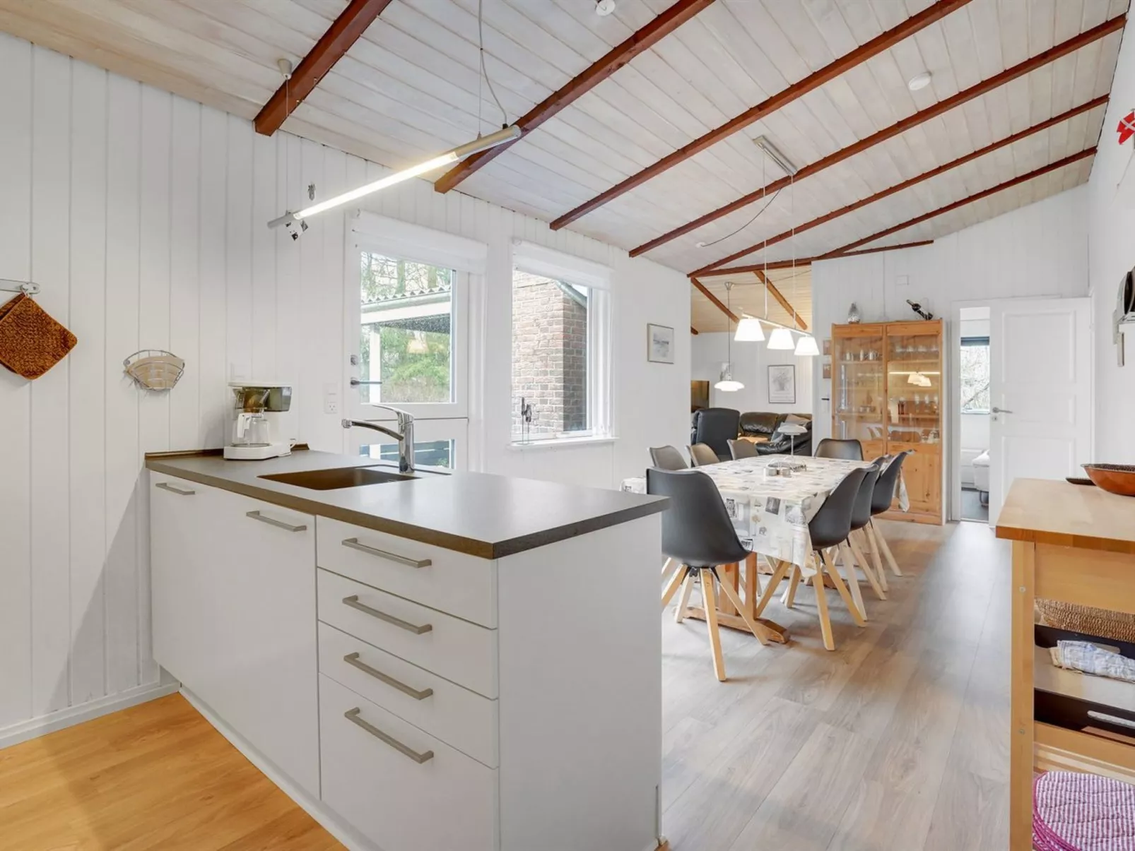 "Massie" - 30km from the sea-Inside