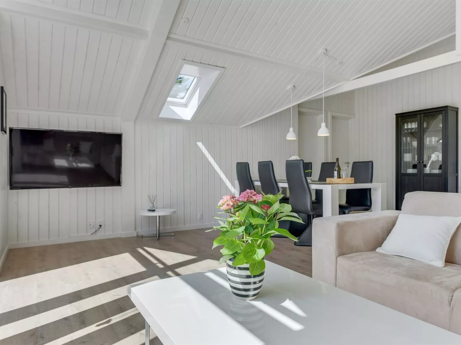 "Aleide" - 29km from the sea-Inside