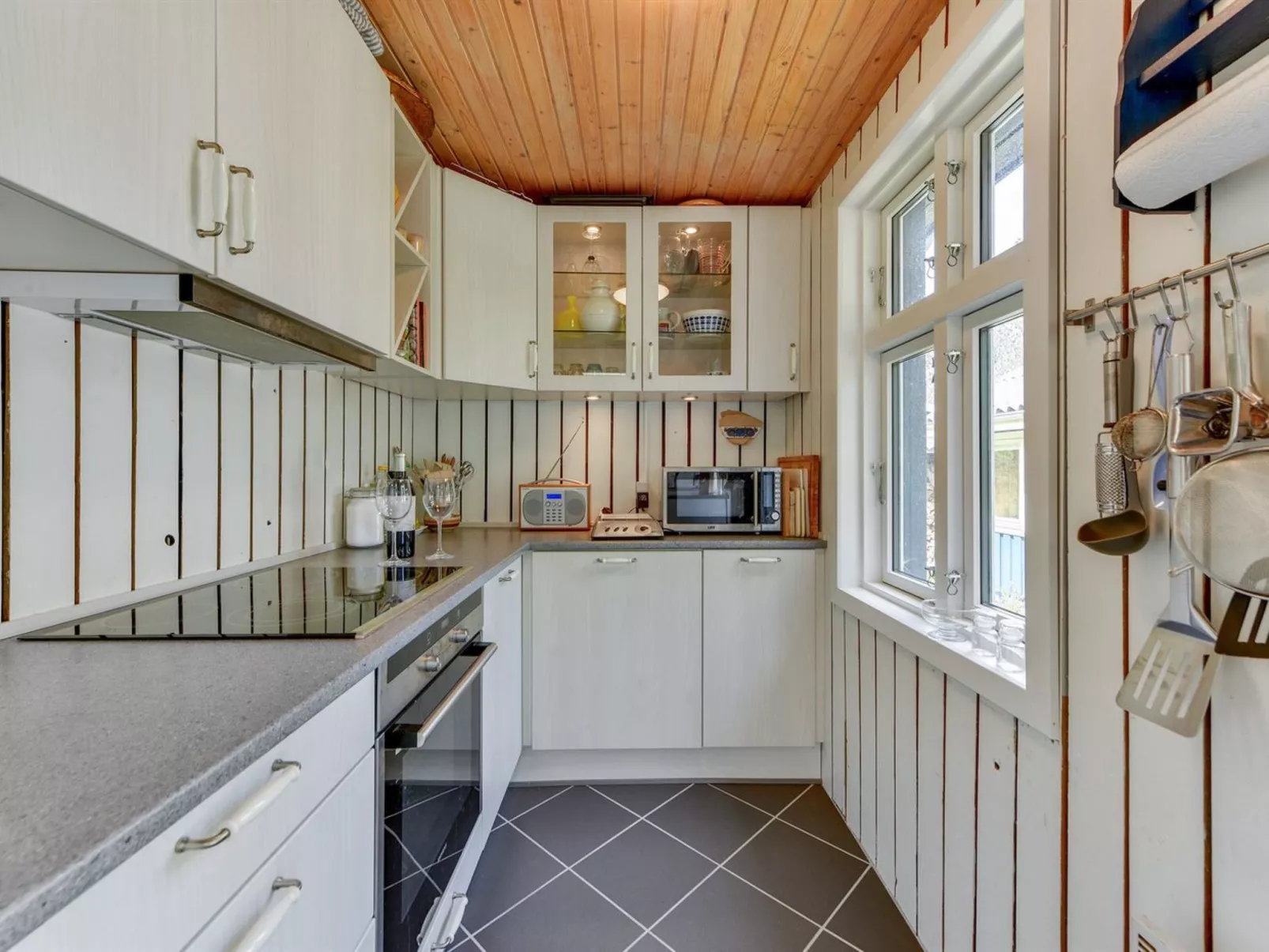 "Sebastian" - 100m to the fjord-Inside