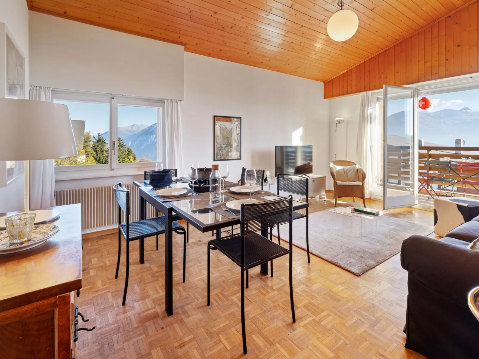 Belmont Est 80-Drinnen